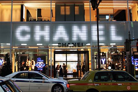 別再把 Chanel 唸「香奈兒」、ANNA SUI 發成「安娜蘇」！品牌 